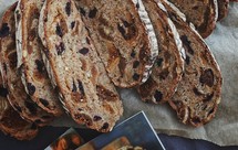 南瓜子仁无花果干面包