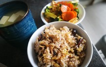 [纯素] 半小时午餐 #1 香菌黑豆松子饭