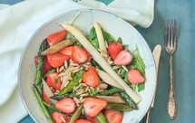 双芦笋草莓沙拉