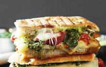 Pesto香蒜罗勒沙司鸡肉帕尼尼三明治