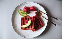 甜菜根华夫饼 & 甜菜根鹰嘴豆泥Beetroot Waffles W/ Beetroot Hummus