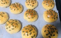 咸蛋黄肉松小餐包