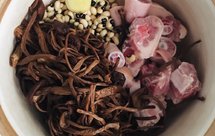 茶树菇眉豆猪尾汤（抗癌、增强免疫力）