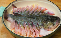 鲈鱼别总清蒸和红烧，教你一个新吃法，不腥不柴，做法还非常简单