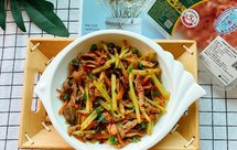 家常芹菜炒肉丝，做法简单，营养美味，大家都爱吃