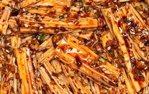 我妈最拿手的孜然香辣腐竹！比辣条还要好吃！