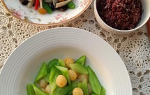 低脂纯素午餐一青瓜拌金豆和藕带杏仁拌甜豆