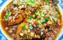 细嫩鲜香家常红烧小鲫鱼