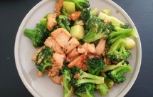 鸡胸肉炒西兰花