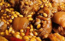 一夹就断的黄豆焖猪蹄