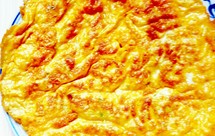 酸爽泡菜鸡蛋饼 这款饼我用的是泡胡罗卜，酸辣口味的。其实可以根据个人喜好随意，添加的蔬菜也是个人爱好，可多可少！这饼大鱼大肉后或酒后吃更爽口！