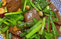 鲜香爽滑‘韭菜烧鸭血