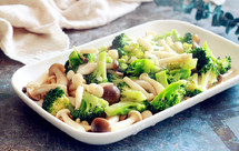 小清新！蒜香西兰花炒鲜菇