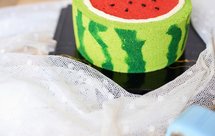 吃瓜群众欢乐多…炎炎夏日，告别繁琐的抹面，小清新“西瓜”蛋糕，一起来吃瓜吧！配送夏季不易化的奶油配方
