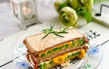 牛油果蛋清芝士火腿三明治，小清新早餐，切开后芝士会爆浆哦