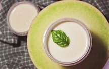 清炖鲫鱼汤 三个关键步骤让你轻松炖出汤浓味鲜色白似奶的鲫鱼汤