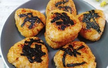 剩米饭的神仙吃法，肉松酱油烤饭团，平底锅就能做哦～