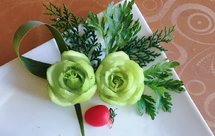 创意摆盘上海青玫瑰