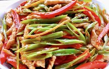 【创意小厨娘】家常菜空心菜梗炒肉丝——清脆爽口，这是一道美味的下饭菜。