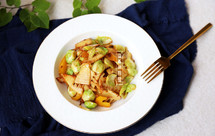 创意私房菜之春日限定：【酱爆甘蓝笋片】