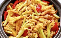 【创意小厨娘】干锅花菜——口感爽脆，鲜香入味，简单易学，比饭店的还好吃。