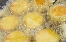 小吃摊上的小龙虾面