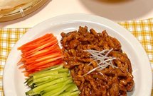 春日限定-京酱肉丝卷春饼