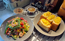 滑蛋三明治和芦笋虾仁蔬菜沙拉