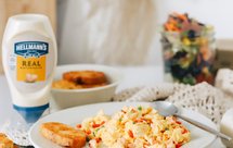 蛋黄酱风味三文鱼炒蛋配烤面包片