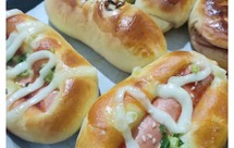 火腿肠沙拉面包