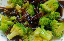 家常营养凉拌菜——西兰花拌木耳