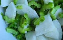 夏季超级简单开胃祛火凉菜～苦瓜拌梨