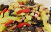 西芹木耳炒鱿鱼，夏天清爽鲜嫩小菜