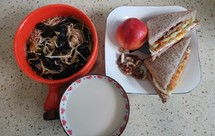 低脂快手早餐全麦吐司+凉拌菜