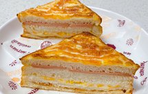 鸡蛋三明治早餐