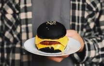 超软の小恶魔黑竹炭汉堡胚｜附自制傻瓜汉堡模具做法