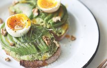 双重牛油果鸡蛋开放三明治