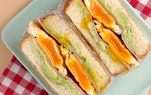 蟹肉沙拉鸡蛋牛油果三明治