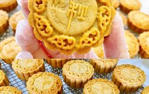 咸蛋黄肉松月饼｜广式