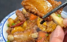 午餐排骨土豆炖玉米，鸡蛋羹，煲仔饭 排骨胡萝卜玉米汤山药排骨玉米汤 西红柿玉米排骨汤棒骨玉米山药汤油麦菜口蘑炒肉排骨焖面