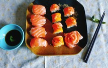 三文鱼寿司，牛油果蟹柳寿司，牛油果海胆寿司