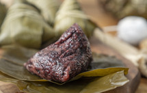 猪肉蛋黄粽(杂粮红枣粽)，有详细的包粽子步骤图。