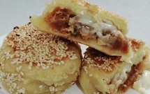 兔年初二的早餐@肉松芝士馅的玉米面芝麻饼