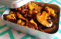 铝饭盒里的香菇炒鸡蛋