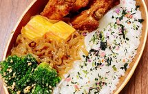 高中生的午餐便当—炸鸡翅和柚子饭