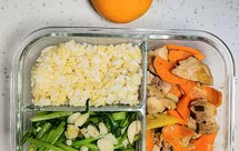 带饭：炒胡萝卜鸡腿肉+蒜粒茼蒿+小米蒸饭