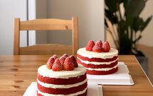 草莓红丝绒奶油裸蛋糕