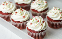 圣诞红丝绒杯子蛋糕