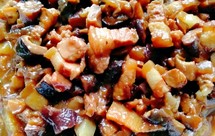 秘制台湾卤肉饭，含有丰富的蛋白质，营养价值高，含胶原蛋白和弹性蛋白，女士美容的佳品。也可以搭配面条，卤肉面也很香啊！