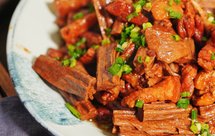 滋肾阴、润肺燥，美容养颜【黑豆腐竹酱烧五花肉】